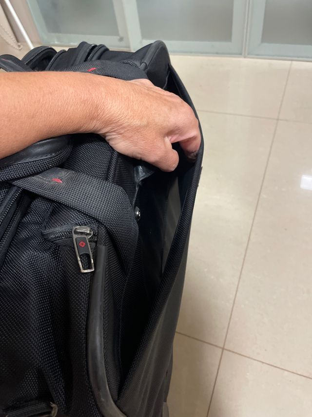 Maleta Samsonite con ruedas y enganche