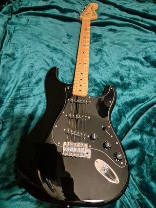 Guitarra Squier Stratocaster Negra