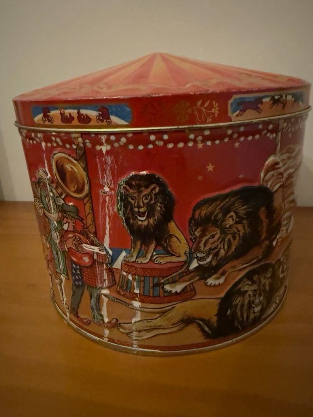 Lata metálica decorada circo