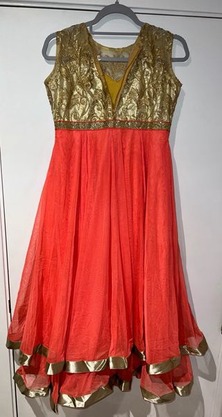 Vestido de fiesta dorado y naranja