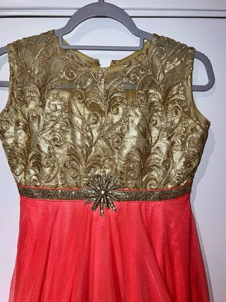 Vestido de fiesta dorado y naranja