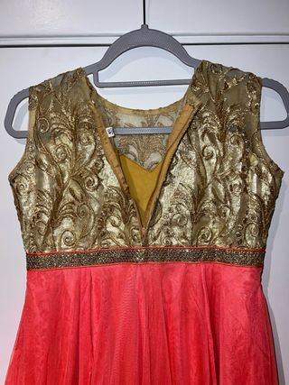 Vestido de fiesta dorado y naranja