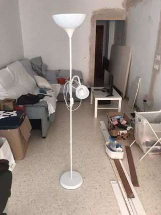 Lámpara de pie blanca