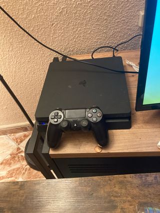 PS4 (PlayStation 4) Negra con Mando y varios juego