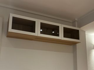 Estante BESTÅ con puerta de vidrio efecto roble
