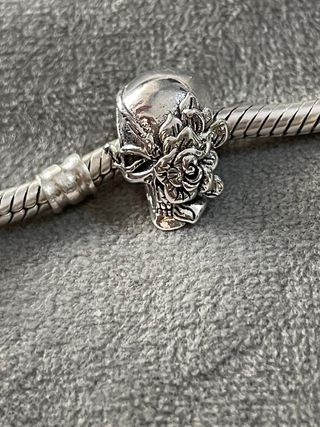Charm Calavera con Flores