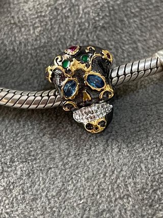 Charm Calavera Negro y Dorado
