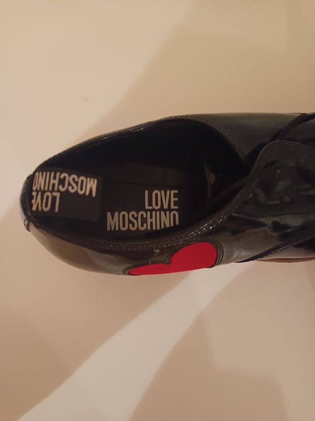 Scarpe Love Moschino nere con cuore rosso