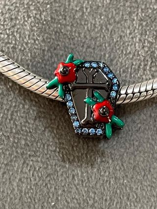 Charm ataúd con rosas y circonitas