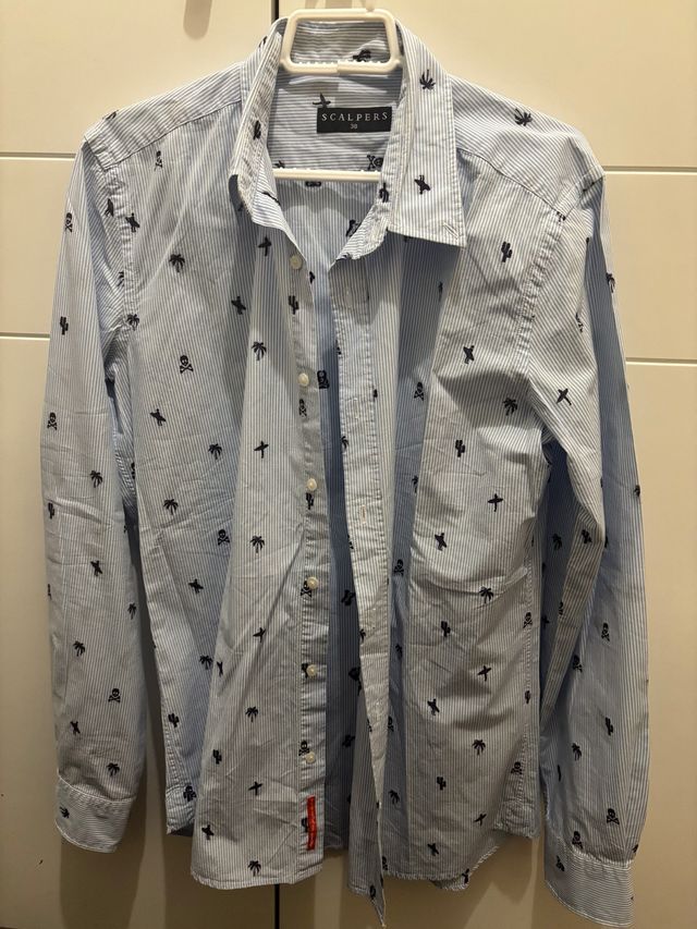 Camisa Scalpers rayas azul estampado calaveras