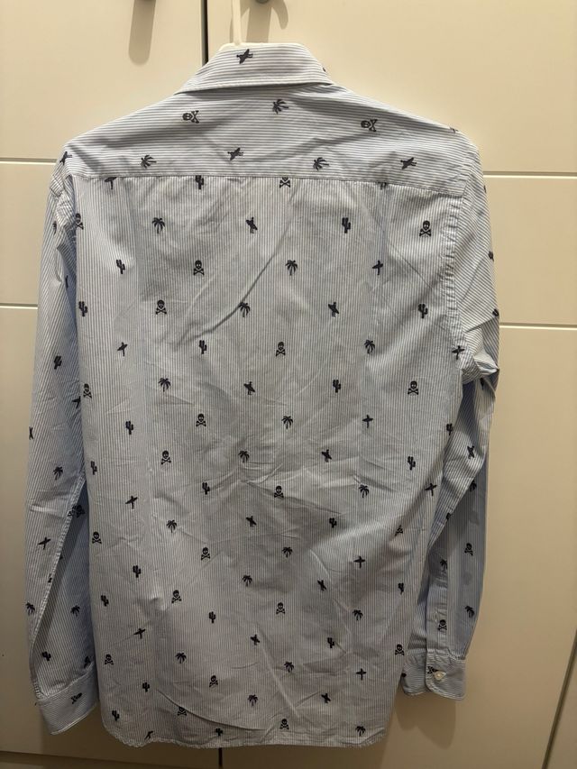 Camisa Scalpers rayas azul estampado calaveras