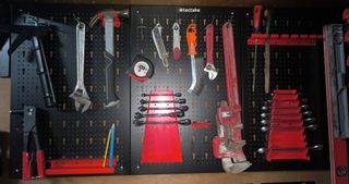 Panel de herramientas negro con accesorios