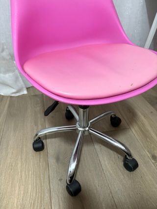 Silla de escritorio rosa con base plateada