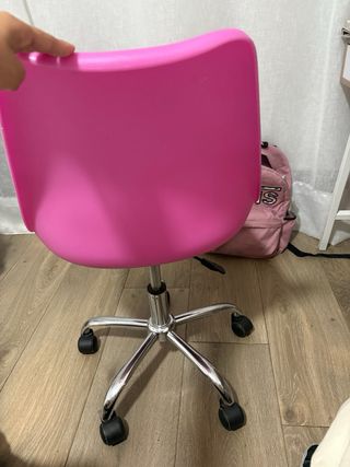 Silla de escritorio rosa con base plateada