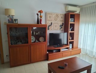 Mueble de comedor madera (color caoba) y cristal
