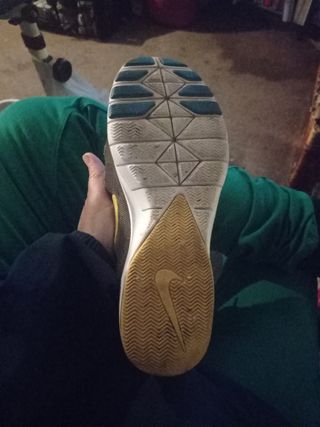 Tenis Nike Negros y Amarillos