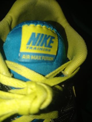 Tenis Nike Negros y Amarillos