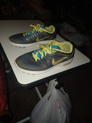 Tenis Nike Negros y Amarillos
