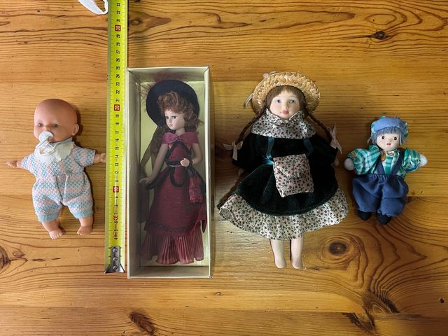 Lote de 3 muñecas de porcelana y 1 de goma