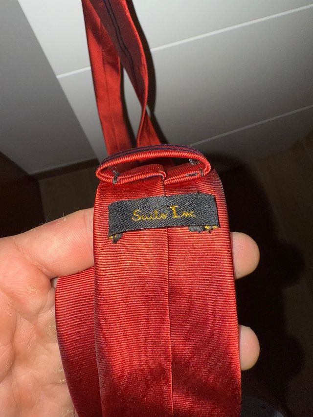 Corbata Suits Inc Roja con Rayas Azules