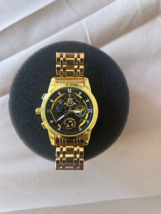 Reloj  dorado y negro