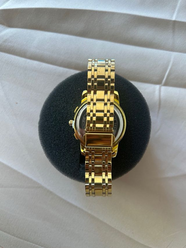 Reloj  dorado y negro