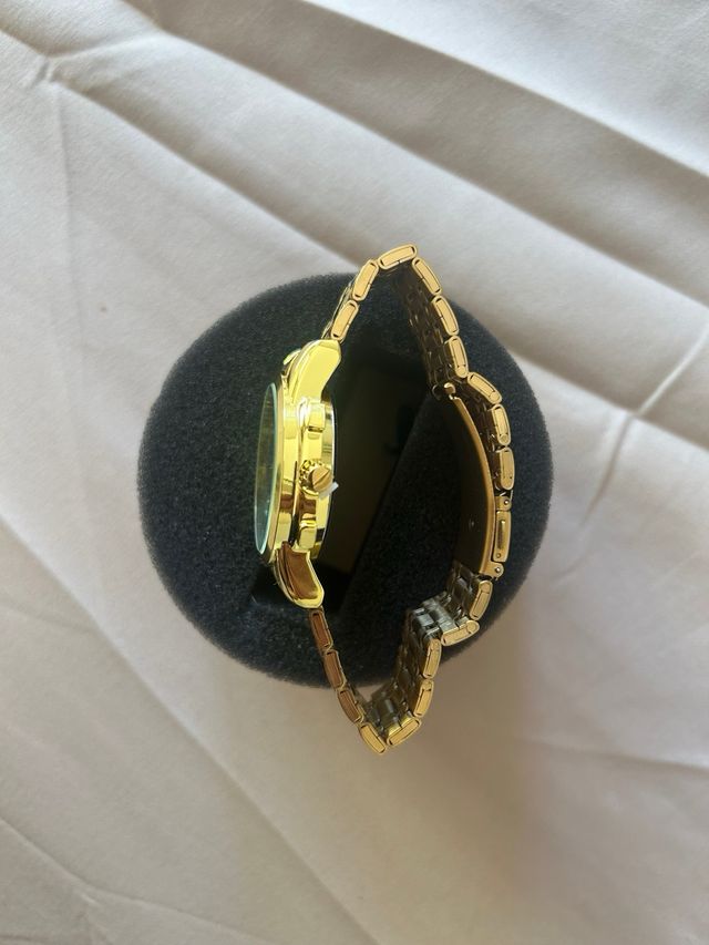 Reloj  dorado y negro