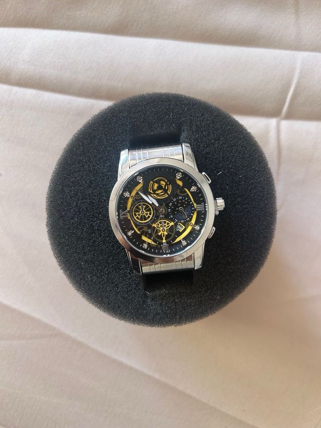 Reloj  dorado y negro