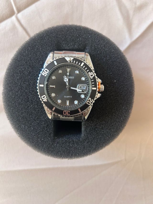 Reloj  dorado y negro