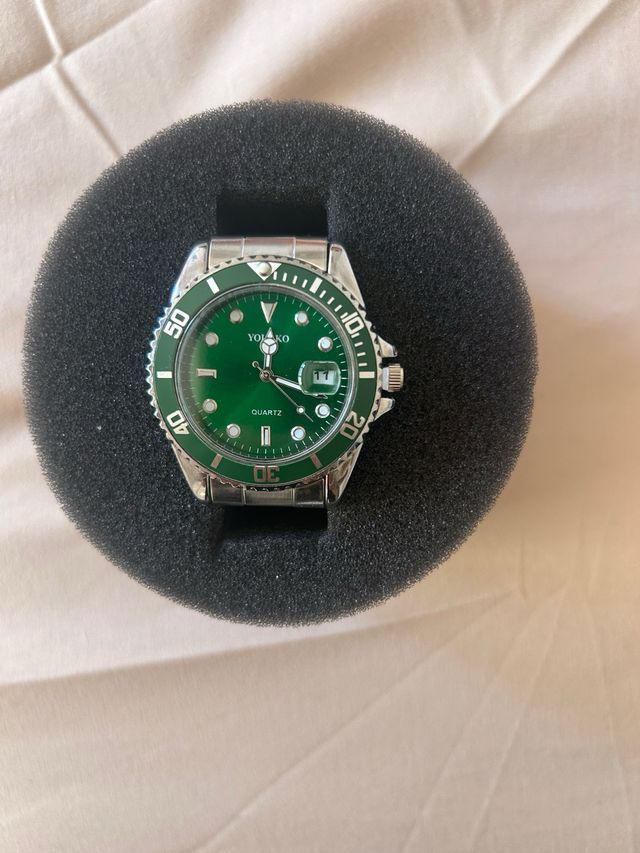 Reloj  dorado y negro