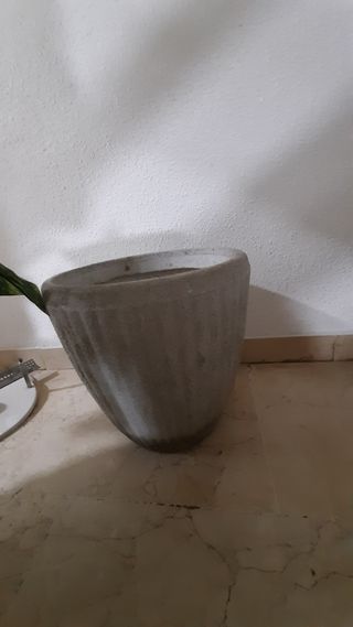 Jardinera de piedra y maceta