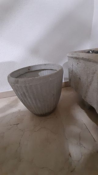 Jardinera de piedra y maceta