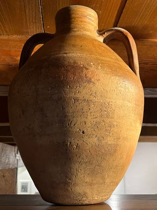 Cántaro antiguo de barro con dos asas