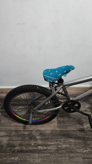 Bicicleta BMX plateada