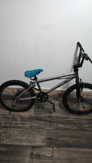 Bicicleta BMX plateada