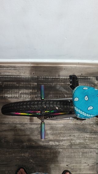 Bicicleta BMX plateada