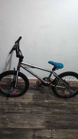 Bicicleta BMX plateada