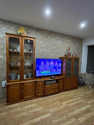 Aparador de madera y cristal