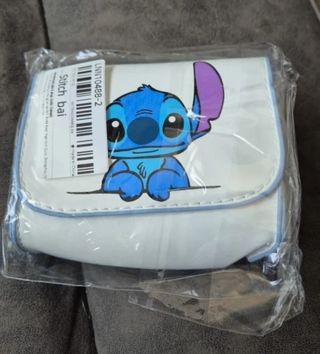 Cartera monedero de piel de Stitch de Disney.