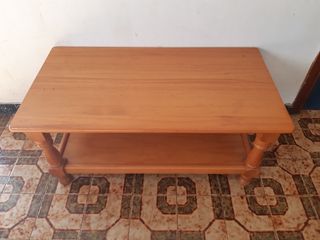 Mesa de madera de pino con estante