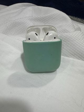 AirPods y funda