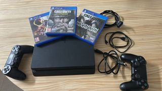 PS4 (PlayStation 4) Negra + 2 Juegos
