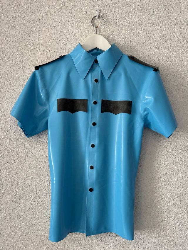 Camisa y pantalones de látex azul estilo policía