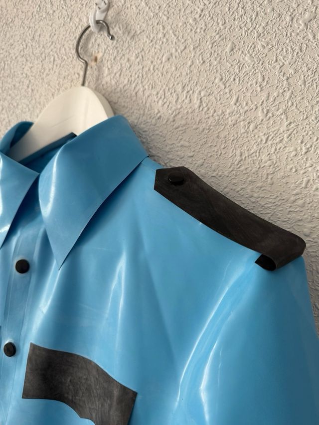 Camisa y pantalones de látex azul estilo policía