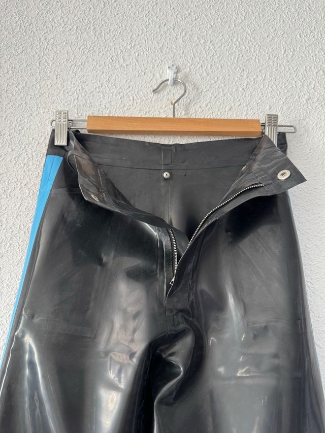 Camisa y pantalones de látex azul estilo policía