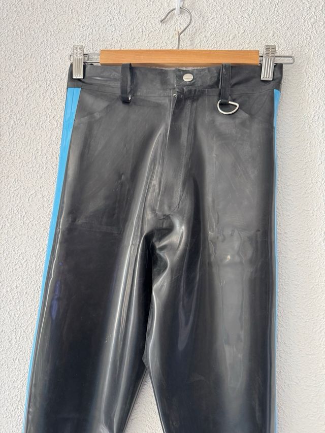 Camisa y pantalones de látex azul estilo policía