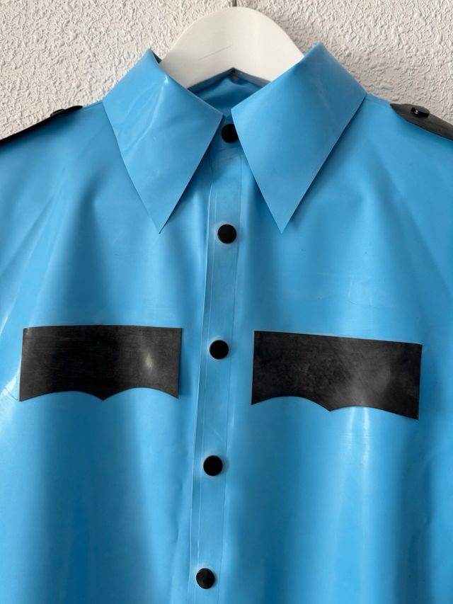 Camisa y pantalones de látex azul estilo policía