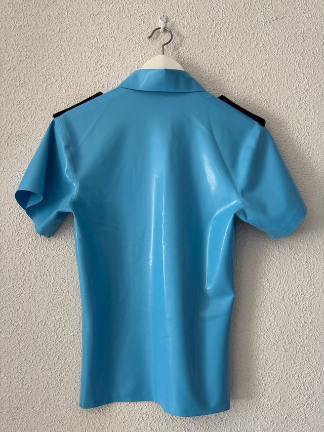 Camisa y pantalones de látex azul estilo policía