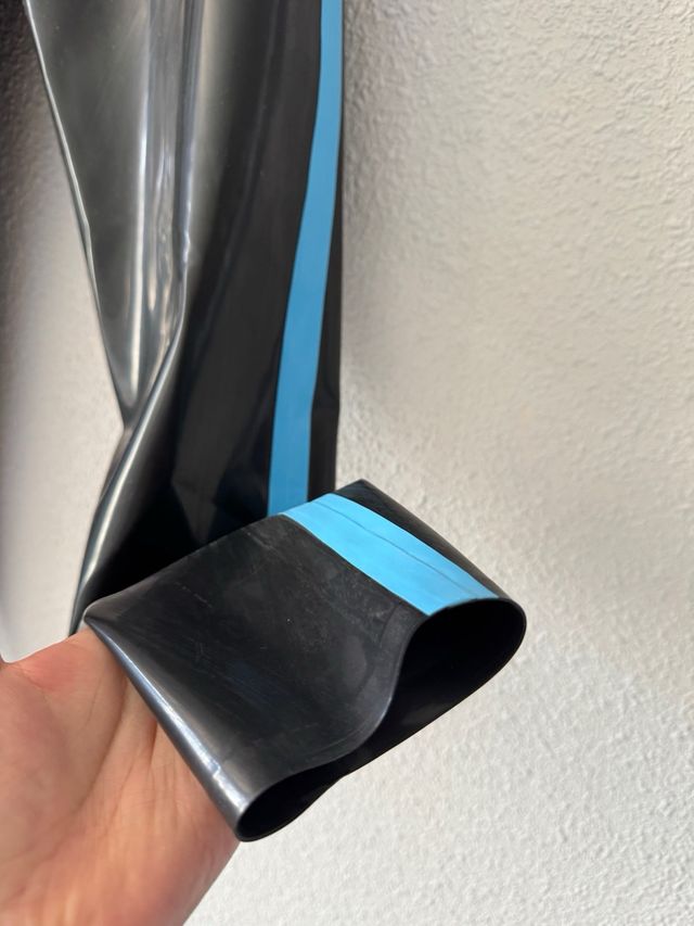 Camisa y pantalones de látex azul estilo policía