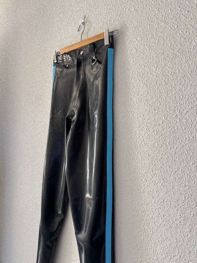 Camisa y pantalones de látex azul estilo policía